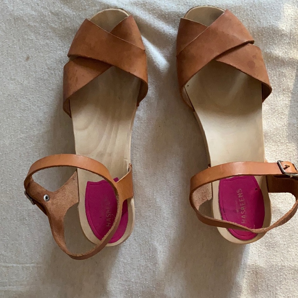 HASBEENS NATURAL COLORED WOOD PEEP TOE SANDALS.